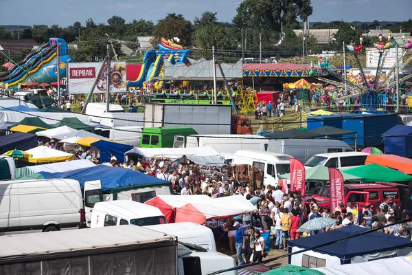 İnsanlar, Poltava region, Ukrayna Velyki Sorochyntsi Köyü adil geleneksel Ukrayna Ticaret satır boyunca yürümek. 23 Ağustos 2015.