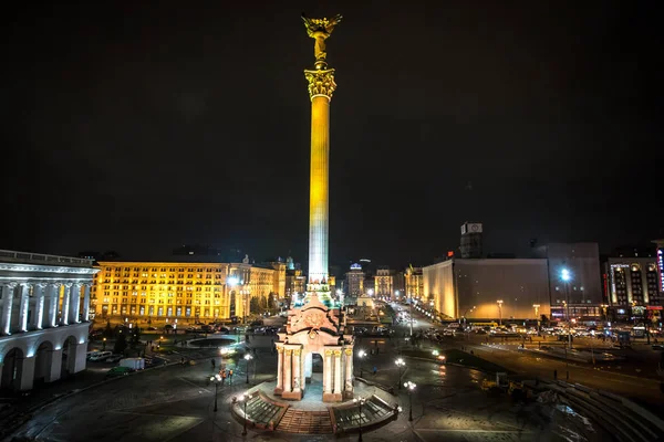Kadına yönelik şiddetin ortadan kaldırılması için portakal vesilesiyle Uluslararası günün bağımsızlık Anıtı bağımsızlık Meydanı Kiev'yaktı — Stok fotoğraf