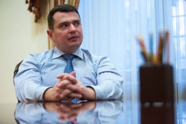 Kiev, Ukrayna - 28 Kasım 2017: Müdürü Ulusal yolsuzlukla Bürosu, Ukrayna Artem Sytnyk sırasında bir brifing Kiev, Ukrayna.