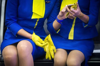 Hostes uluslararası havaalanında Kiev Borispol smartphone ekranında fotoğrafları