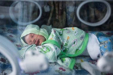 Kramatorsk, Donetsk region, Ukrayna annelik hastanede yoğun bakım ünitesinde bir kuluçka Prematüre bir bebek