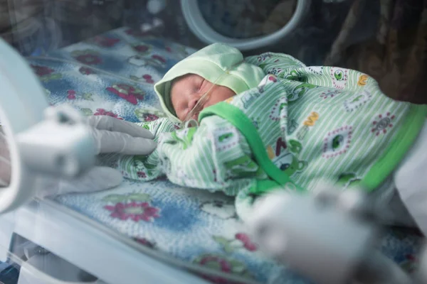 Un bebé prematuro en una incubadora en la unidad de cuidados intensivos en el hospital de maternidad en Kramatorsk, región de Donetsk, Ucrania — Foto de Stock