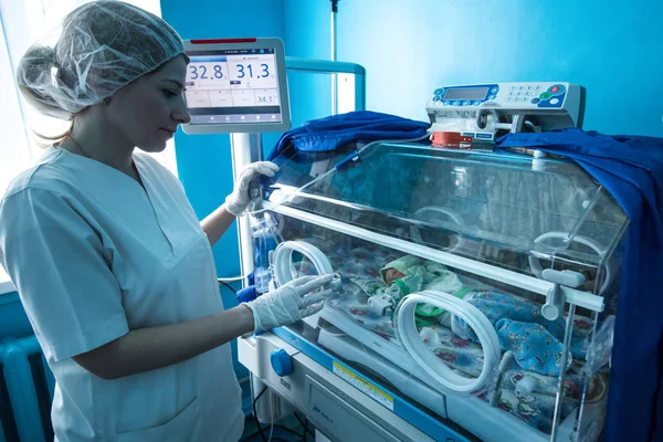 Doğum uzmanı ve Prematüre bebek Kramatorsk, Donetsk region, Ukrayna annelik hastanede yoğun bakım ünitesinde