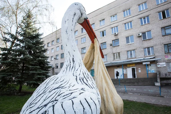 Скульптура лелека з немовлям біля пологового будинку м. Краматорськ, Донецька область, Україна — стокове фото