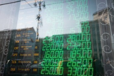 Elektronik çetele ile döviz kurları bankanın penceresindeki Merkezi Kiev, Ukrayna