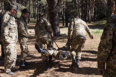 Anti-Terör Operasyonu Doğu Ukrayna katılmak için gönüllü eğitim için askeri kamp Ortodoks Kilisesi din görevlileri için taktik tıpta sınıfları