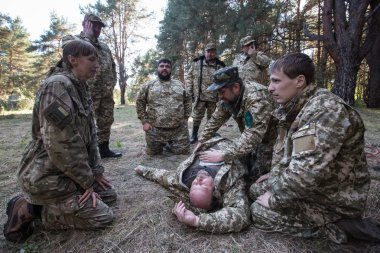 Anti-Terör Operasyonu Doğu Ukrayna katılmak için gönüllü eğitim için askeri kamp Ortodoks Kilisesi din görevlileri için taktik tıpta sınıfları