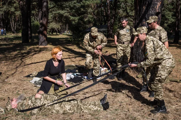 Занятия по тактической медицине для капелланов православной церкви в военном лагере для подготовки волонтеров к участию в антитеррористической операции на востоке Украины — стоковое фото