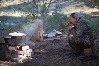 Askeri kampta öğle yemeği için Anti-Terör Operasyonu Doğu Ukrayna katılmak için gönüllü eğitim