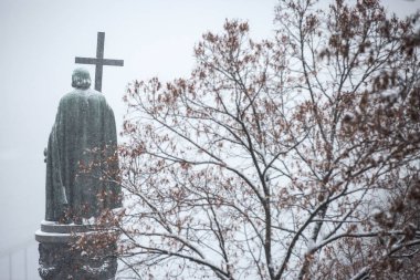 Vladimir Kiev, Ukrayna büyük uykuda anıt kar düşüyor