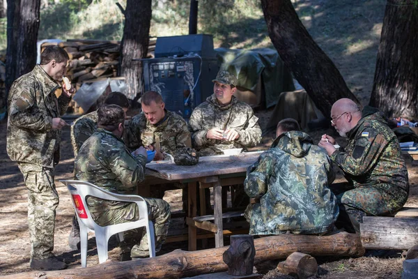 Обед в военном лагере для подготовки волонтеров к участию в антитеррористической операции на востоке Украины — стоковое фото