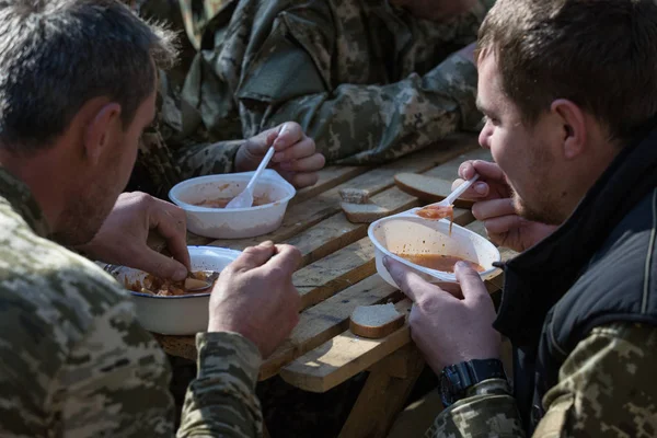 Askeri kampta öğle yemeği için Anti-Terör Operasyonu Doğu Ukrayna katılmak için gönüllü eğitim