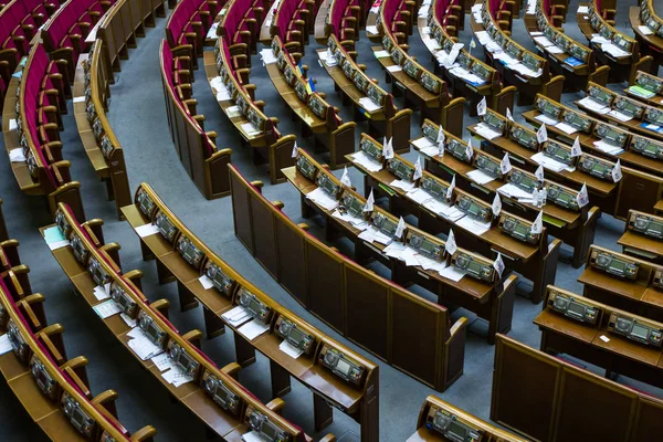 Зал заседаний в здании парламента Украины в Киеве, Украина — стоковое фото