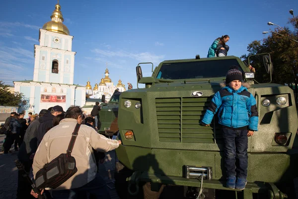 Київ Україна Жовтня 2015 Хлопчик Сфотографований Броньованих Автомобілів Виставці Військової — стокове фото