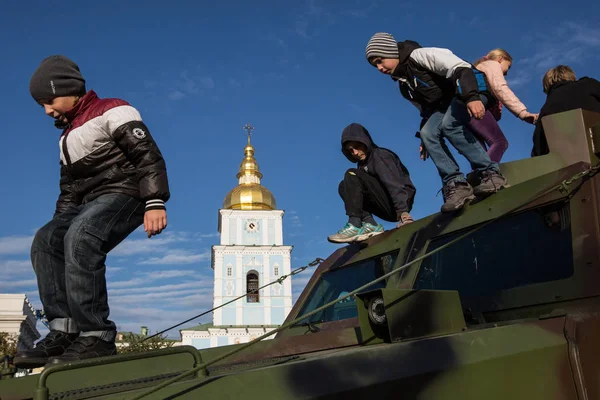 Київ Україна Жовтня 2015 Діти Грають Броньований Автомобіль Виставці Військової — стокове фото