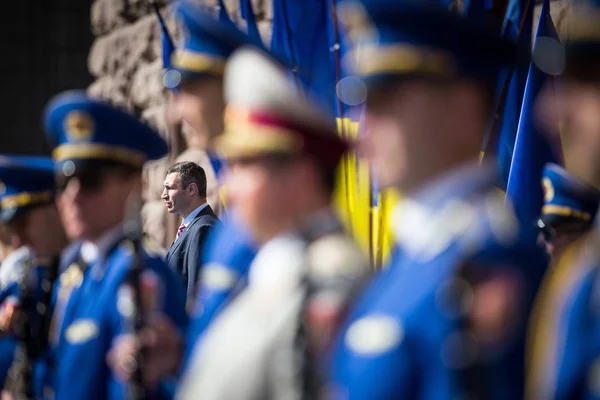 On the occasion of the National Flag Day on August 23 Kyiv Mayor — Stock Photo, Image