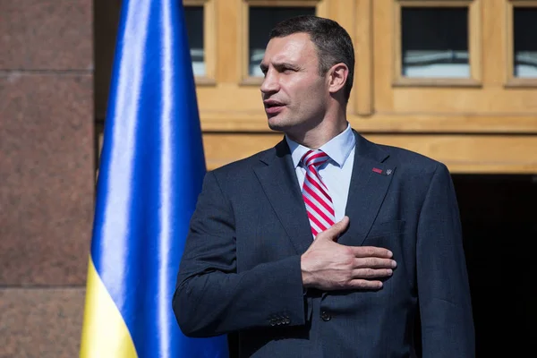 A l'occasion du Jour du drapeau national le 23 août, le maire de Kiev — Photo