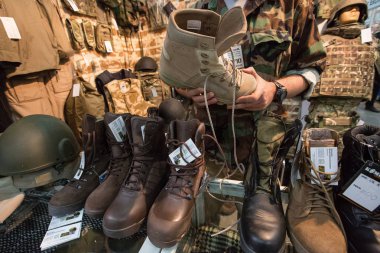 Adam ordu ayakkabı Kiev, Ukrayna savunma sanayinin uluslararası fuarında satıyor