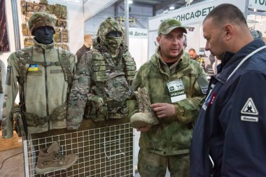 Adam ordu ayakkabı Kiev, Ukrayna savunma sanayinin uluslararası fuarında satıyor