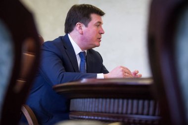 Yardımcısı Başbakan - bölgesel kalkınma ve inşaat, konut ve yeni ekonomi Hennadii Zubko sırasında bir brifing Kiev, Ukrayna Devlet Bakanı