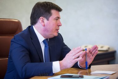 Yardımcısı Başbakan - bölgesel kalkınma ve inşaat, konut ve yeni ekonomi Hennadii Zubko sırasında bir brifing Kiev, Ukrayna Devlet Bakanı