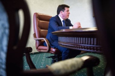 Yardımcısı Başbakan - bölgesel kalkınma ve inşaat, konut ve yeni ekonomi Hennadii Zubko sırasında bir brifing Kiev, Ukrayna Devlet Bakanı