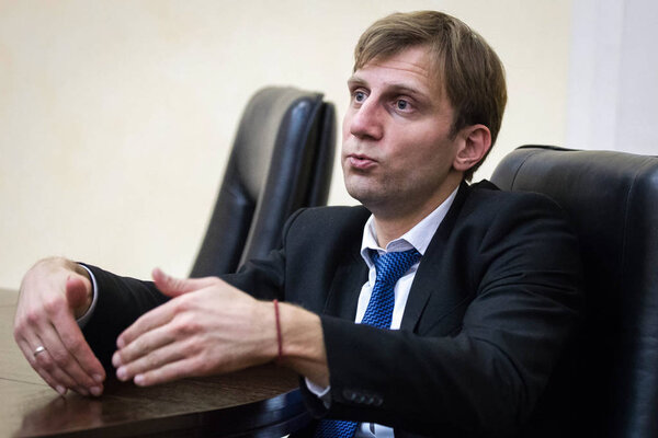 Глава Национального агентства Украины по возврату активов Антон Янчук во время брифинга в Киеве
