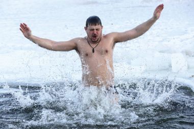 Kiev, Ukrayna Ortodoks Epiphany kutlamalar sırasında bir dalış Dnieper Nehri buz gibi sularda insanlar yapın