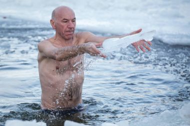 Kiev, Ukrayna Ortodoks Epiphany kutlamalar sırasında bir dalış Dnieper Nehri buz gibi sularda insanlar yapın