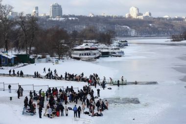 Kiev, Ukrayna Ortodoks Epiphany kutlamalar sırasında bir dalış Dnieper Nehri buz gibi sularda insanlar yapın
