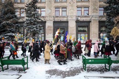 Kiev, Ukrayna - 7 Ocak 2017: İnsanlar halk kostümleri Bethlehem yıldızı sembollerin tutun Merkezi Kiev, Ukrayna Ortodoks Noel günü kutlarken.