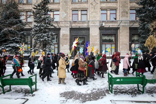 Kiev, Ukrayna - 7 Ocak 2017: İnsanlar halk kostümleri Bethlehem yıldızı sembollerin tutun Merkezi Kiev, Ukrayna Ortodoks Noel günü kutlarken.