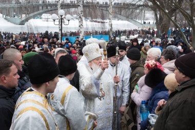 Kiev, Ukrayna Epiphany kutlamalar sırasında müminler bir Ukraynalı Ortodoks rahip kutsar