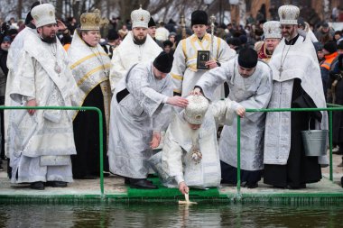 Kiev, Ukrayna Ortodoks Epiphany kutlamalar sırasında su bir Ukraynalı Ortodoks rahip kutsar