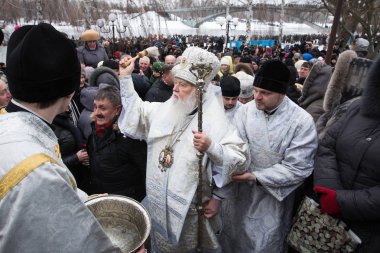Kiev, Ukrayna Epiphany kutlamalar sırasında müminler bir Ukraynalı Ortodoks rahip kutsar