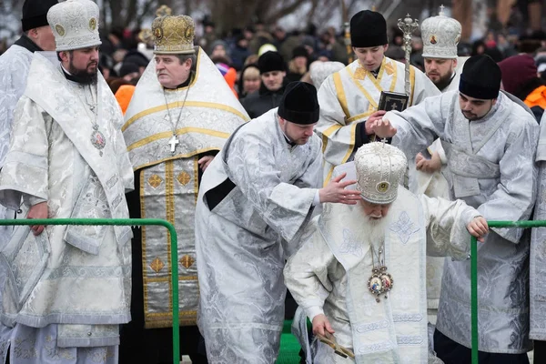 Ukraiński prawosławny kapłan błogosławi wody podczas obchodów Cerkiew Objawienia Pańskiego w Kijowie — Zdjęcie stockowe