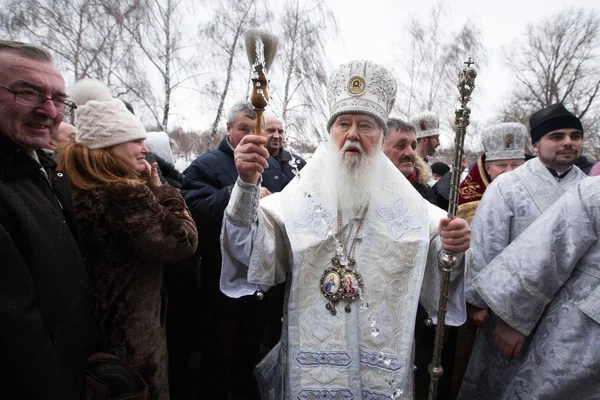 Українська Православна священик благословляє віруючих під час святкування Водохреща в Києві — стокове фото