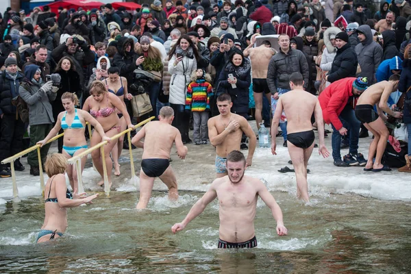 Kiev, Ukrayna Ortodoks Epiphany kutlamalar sırasında bir dalış Dnieper Nehri buz gibi sularda insanlar yapın — Stok fotoğraf