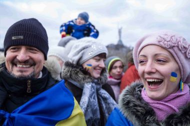 Kiev, Ukrayna - 22 Ocak 2017: Kişi ülke bayrakları bir köprüde bir insan zinciri Dnieper Nehri Kiev, Ukrayna birlik günü kutlamaları sırasında şekillendirme sırasında taşıma.