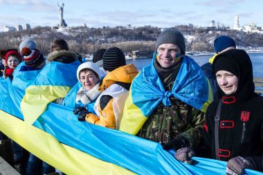 Kiev, Ukrayna - 22 Ocak 2017: Kişi ülke bayrakları bir köprüde bir insan zinciri Dnieper Nehri Kiev, Ukrayna birlik günü kutlamaları sırasında şekillendirme sırasında taşıma.