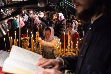 Müminler bir hizmet katılmak Ortodoks Noel arifesinde Kiev, Ukrayna