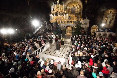 Müminler bir hizmet katılmak Ortodoks Noel arifesinde Kiev, Ukrayna