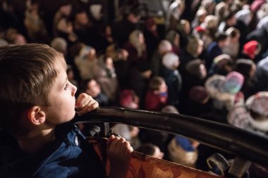 Kiev, Ukrayna ilahi hizmetinde Ortodoks Noel arifesinde sırasında müminler çocuğu gözlemler.