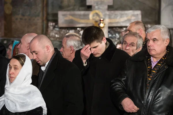 Wierzących uczestniczyć w nabożeństwie w Wigilię prawosławnego Bożego Narodzenia w Kijów, Ukraina — Zdjęcie stockowe