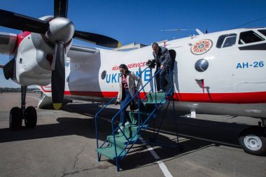 Gazeteciler tıbbi uçak An-26 Kiev, Ukrayna Kiev uluslararası havaalanında rampa alçalma