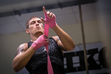 Ukraynalı boksör Oleksandr Usyk elleri boks bandaj ile açık bir antrenman sırasında sarar Kiev, Ukrayna