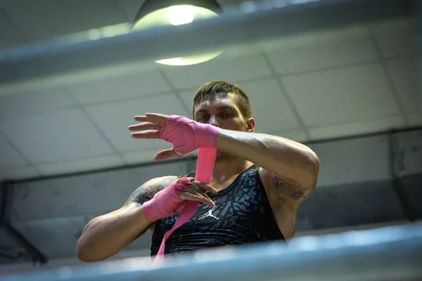 Ukraynalı boksör Oleksandr Usyk elleri boks bandaj ile açık bir antrenman sırasında sarar Kiev, Ukrayna — Stok fotoğraf