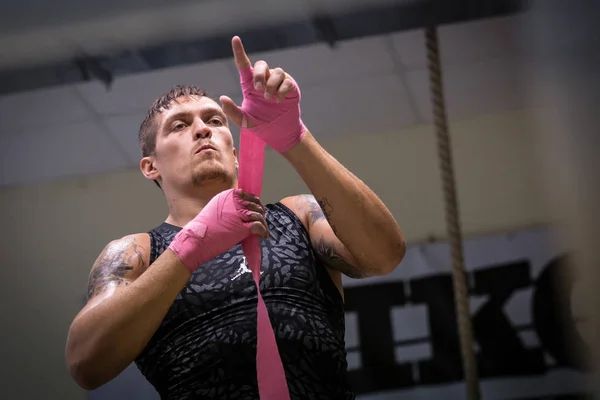 Der ukrainische Boxer Oleksandr Usyk wickelt seine Hände während einer offenen Trainingseinheit in Kiew, Ukraine, mit Boxbandagen — Stockfoto