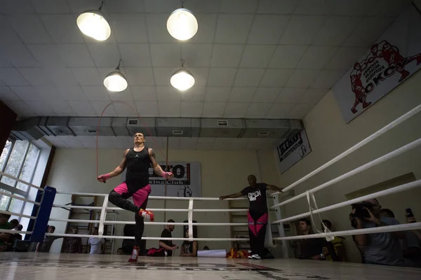 Kiev, Ukrayna açık bir eğitim sırasında fiziksel egzersizler Ukraynalı boksör Oleksandr Usyk gerçekleştirir — Stok fotoğraf