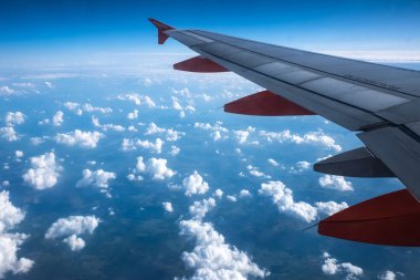 Cracow, Polonya - 23 Eylül 2017: Polonya üzerinde uçuş sırasında yolcu uçağı penceresinden bulutların görünümü.